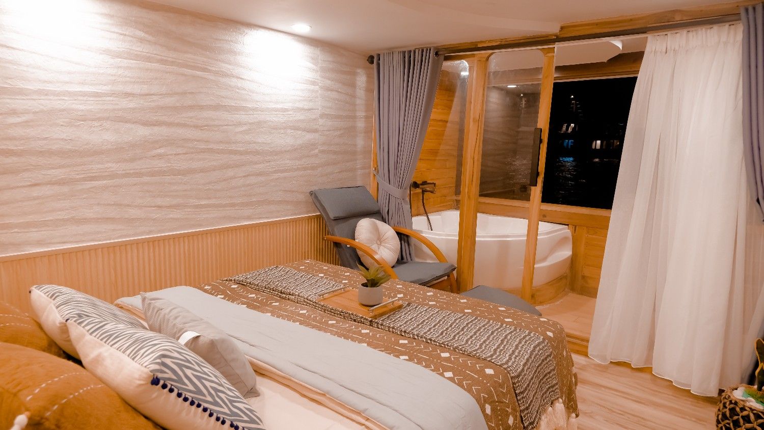 EARTH (Master Balcony Suite)