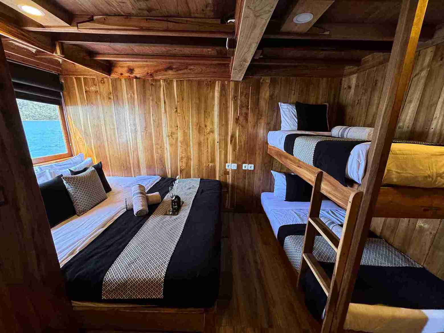 SHARING ROOM